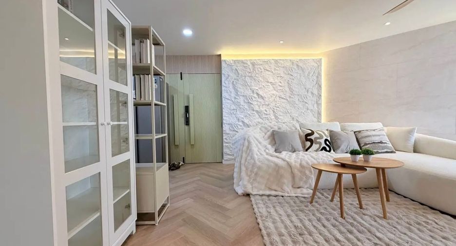 For rent 2 bedrooms condo in Yan Nawa, Bangkok