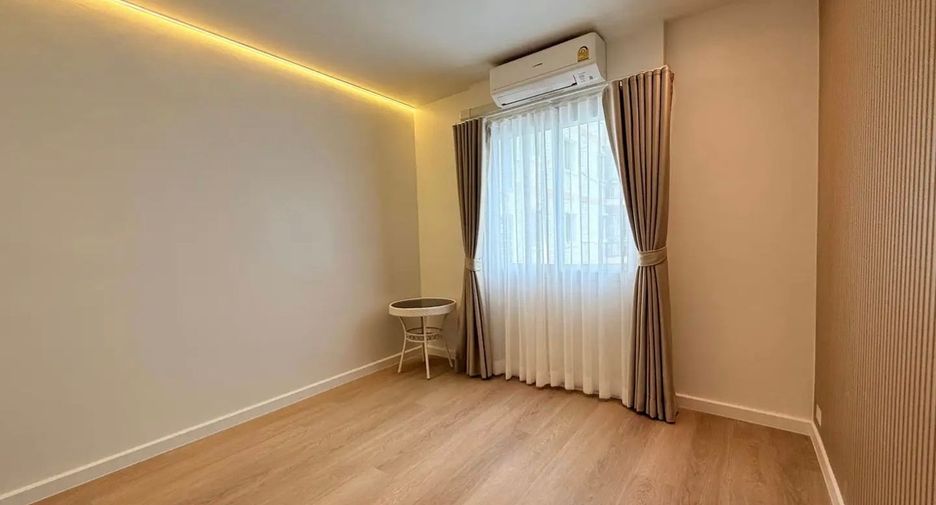 For rent 2 bedrooms condo in Yan Nawa, Bangkok