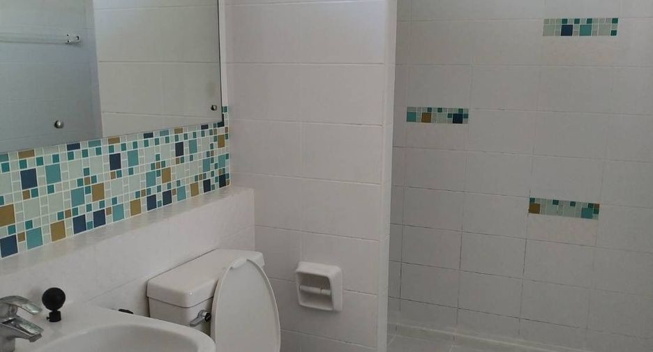 For rent 3 bedrooms townhouse in Bang Kapi, Bangkok