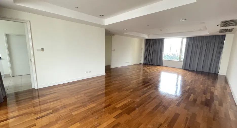 For rent 4 bedrooms condo in Watthana, Bangkok