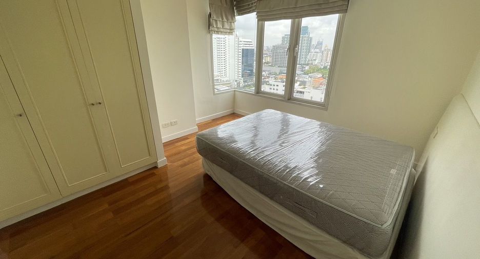 For rent 4 bedrooms condo in Watthana, Bangkok
