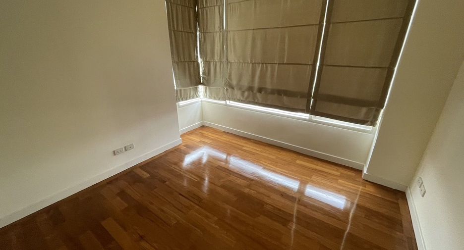 For rent 4 bedrooms condo in Watthana, Bangkok