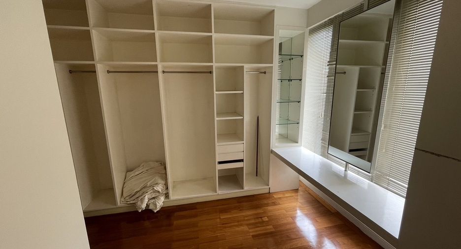 For rent 4 bedrooms condo in Watthana, Bangkok