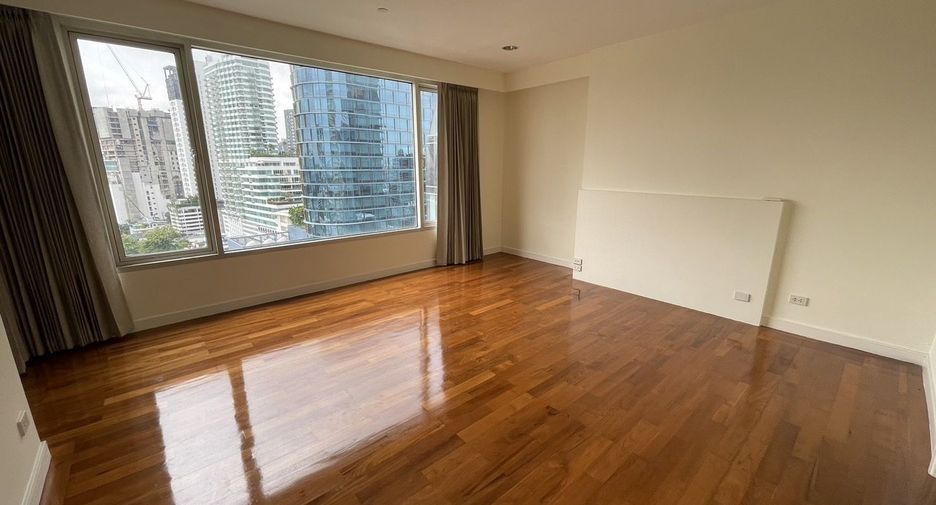 For rent 4 bedrooms condo in Watthana, Bangkok