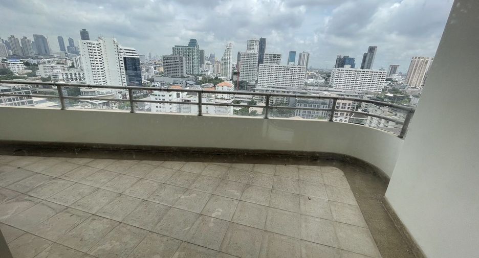For rent 4 bedrooms condo in Watthana, Bangkok