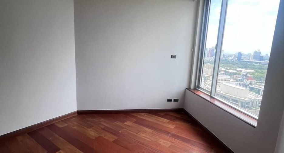 For rent 3 bedrooms condo in Pathum Wan, Bangkok