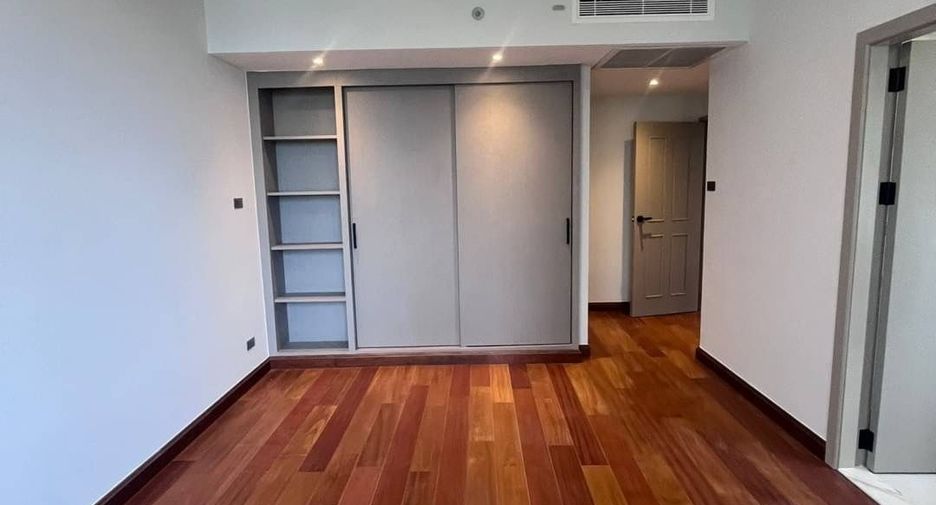 For rent 3 bedrooms condo in Pathum Wan, Bangkok