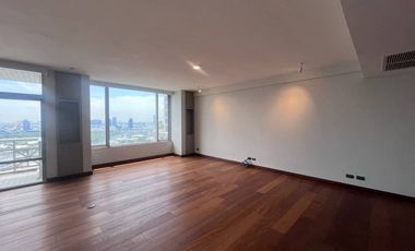 For rent 3 bedrooms condo in Pathum Wan, Bangkok