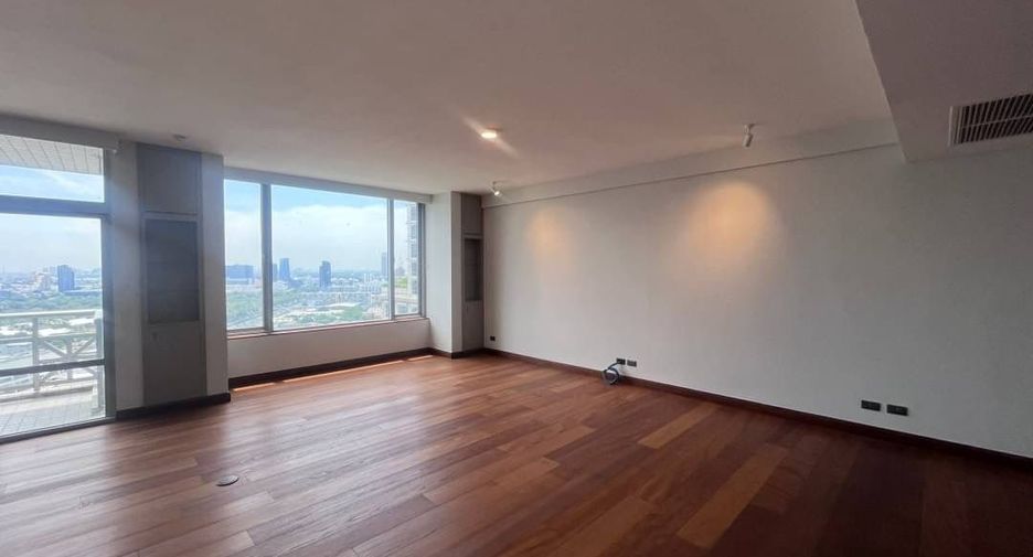 For rent 3 bedrooms condo in Pathum Wan, Bangkok