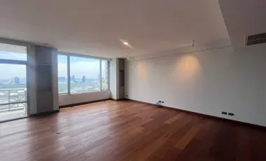 For rent 3 bedrooms condo in Pathum Wan, Bangkok