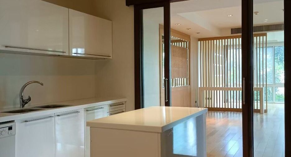 For rent 4 bedrooms condo in Khlong Toei, Bangkok