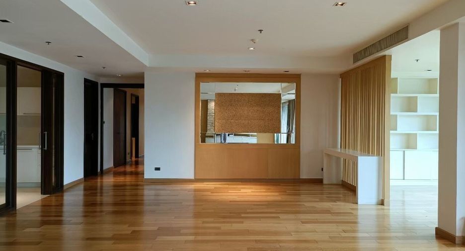 For rent 4 bedrooms condo in Khlong Toei, Bangkok
