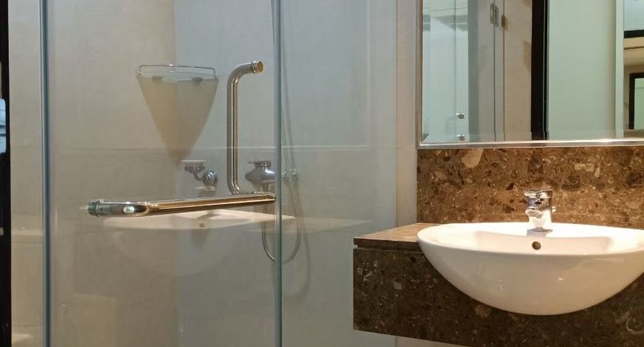 For rent 4 bedrooms condo in Khlong Toei, Bangkok