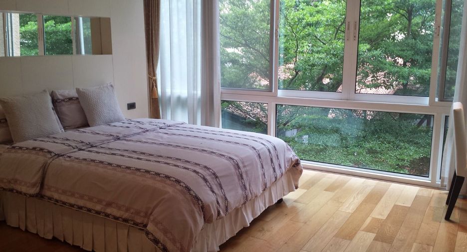 For rent 4 bedrooms condo in Khlong Toei, Bangkok