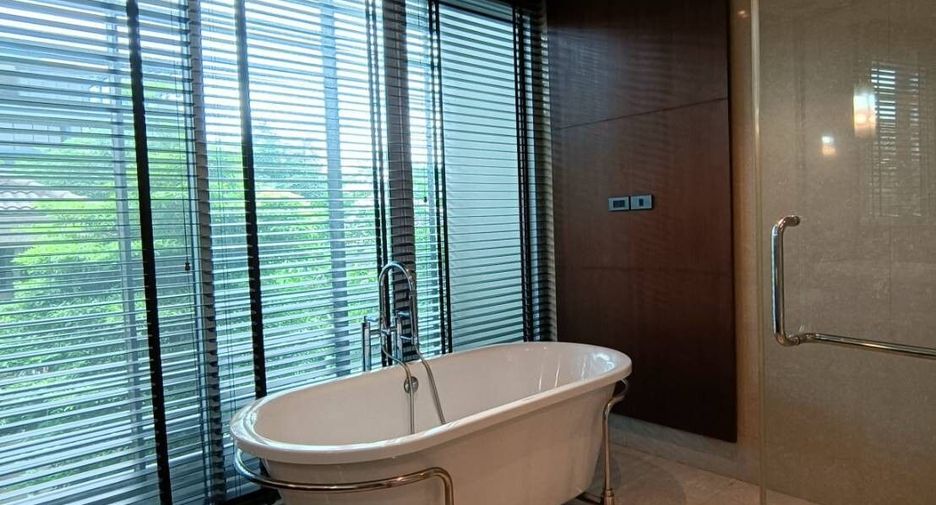 For rent 4 bedrooms condo in Khlong Toei, Bangkok