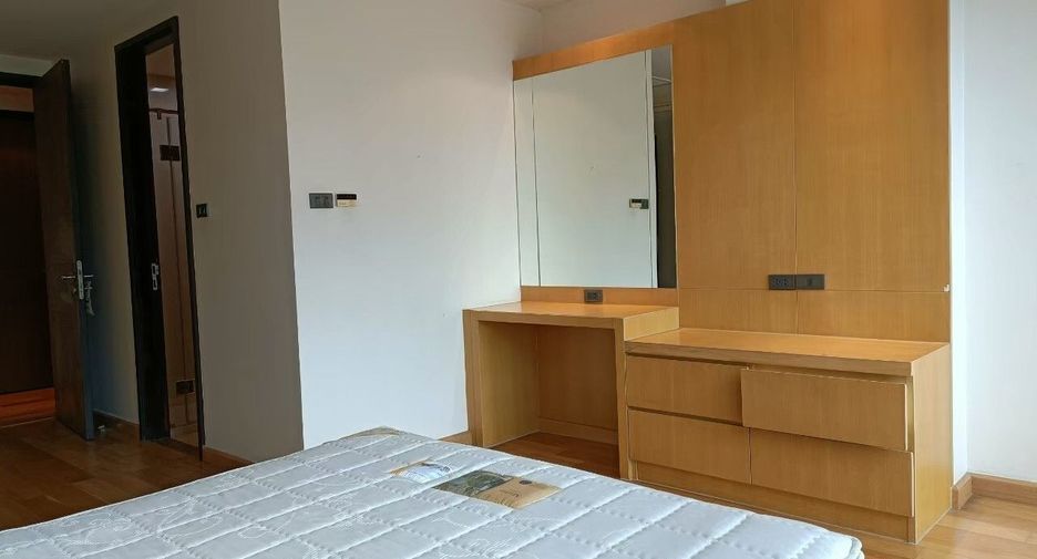For rent 4 bedrooms condo in Khlong Toei, Bangkok
