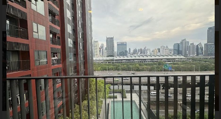 For rent 2 bedrooms condo in Huai Khwang, Bangkok