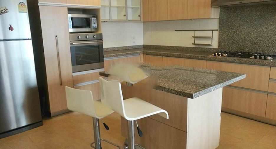 For rent 4 bedrooms apartment in Khlong Toei, Bangkok