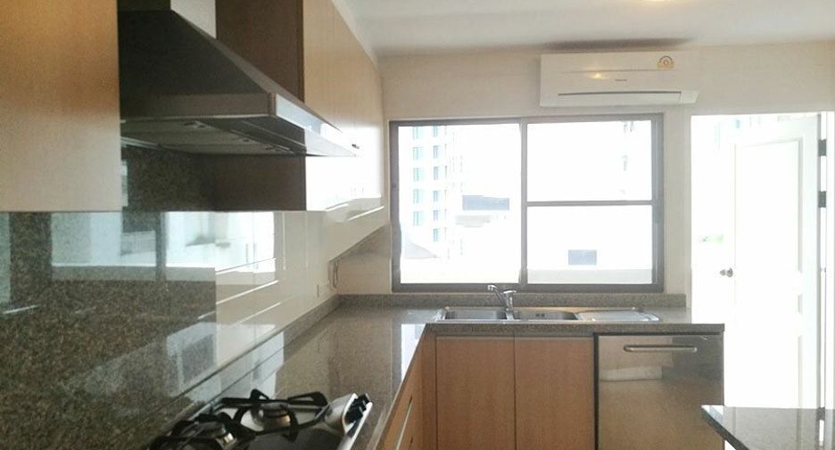 For rent 4 bedrooms apartment in Khlong Toei, Bangkok