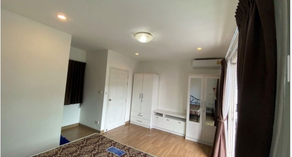 For rent 7 bedrooms townhouse in Yan Nawa, Bangkok