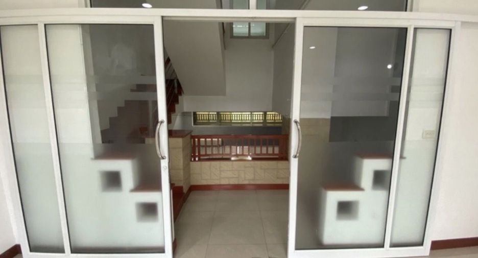 For rent 7 bedrooms townhouse in Yan Nawa, Bangkok