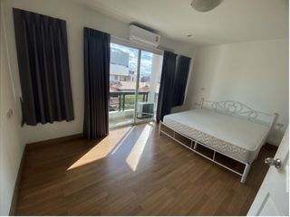 For rent 7 bedrooms townhouse in Yan Nawa, Bangkok