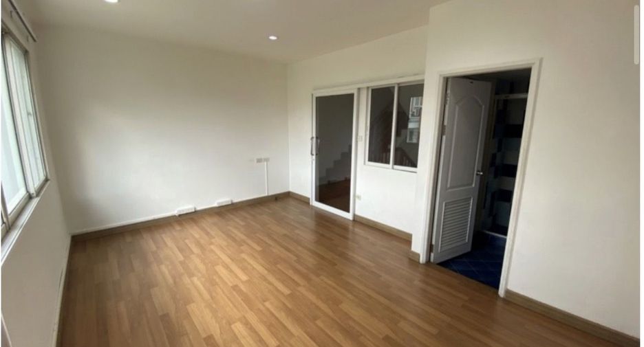 For rent 7 bedrooms townhouse in Yan Nawa, Bangkok