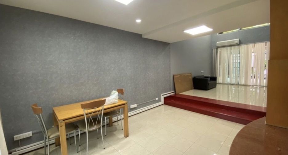 For rent 7 bedrooms townhouse in Yan Nawa, Bangkok