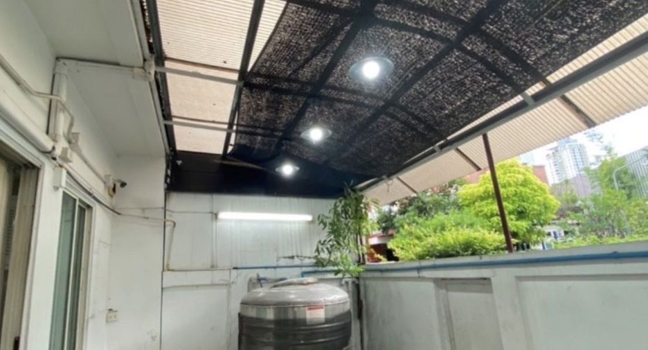 For rent 7 bedrooms townhouse in Yan Nawa, Bangkok