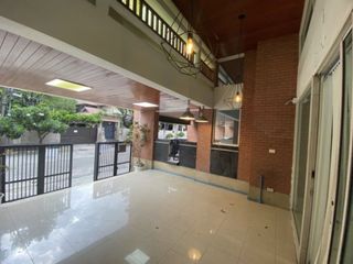For rent 7 bedrooms townhouse in Yan Nawa, Bangkok