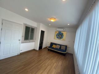 For rent 7 bedrooms townhouse in Yan Nawa, Bangkok