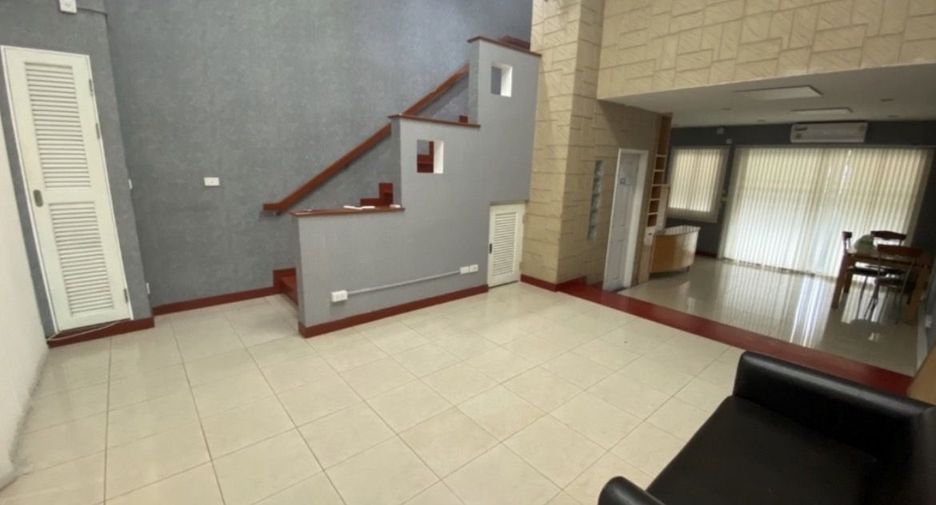 For rent 7 bedrooms townhouse in Yan Nawa, Bangkok