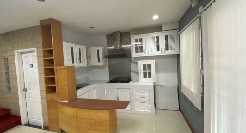 For rent 7 bedrooms townhouse in Yan Nawa, Bangkok