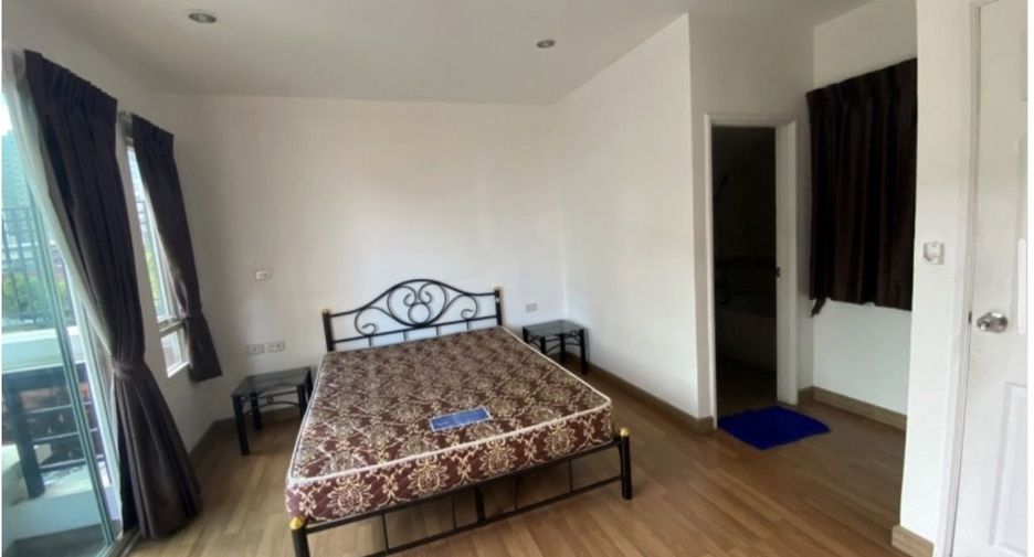 For rent 7 bedrooms townhouse in Yan Nawa, Bangkok