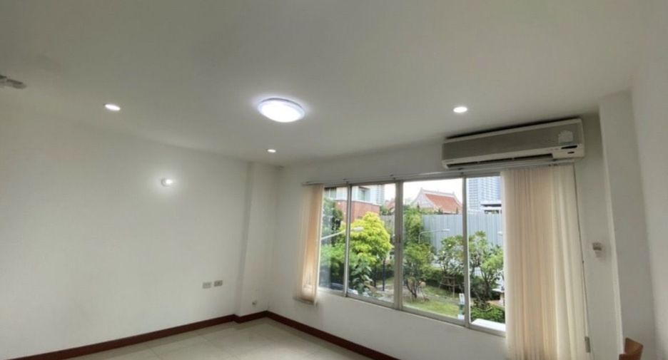 For rent 7 bedrooms townhouse in Yan Nawa, Bangkok