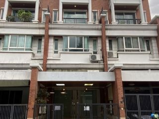 For rent 7 bedrooms townhouse in Yan Nawa, Bangkok