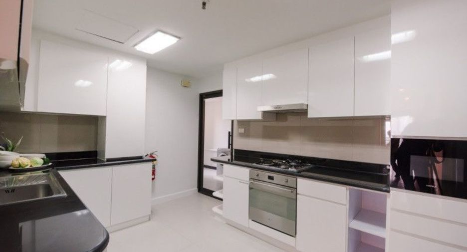 For rent 3 bedrooms condo in Khlong Toei, Bangkok