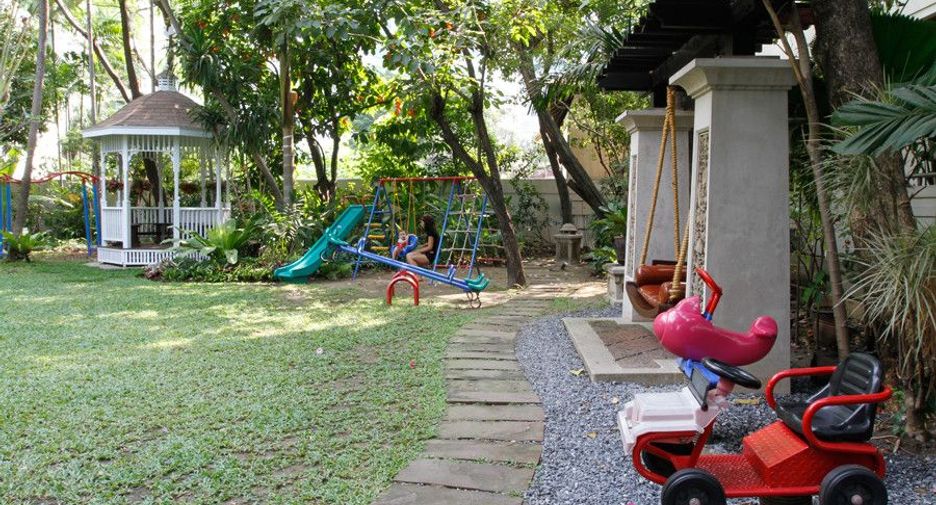 For rent 3 bedrooms condo in Khlong Toei, Bangkok