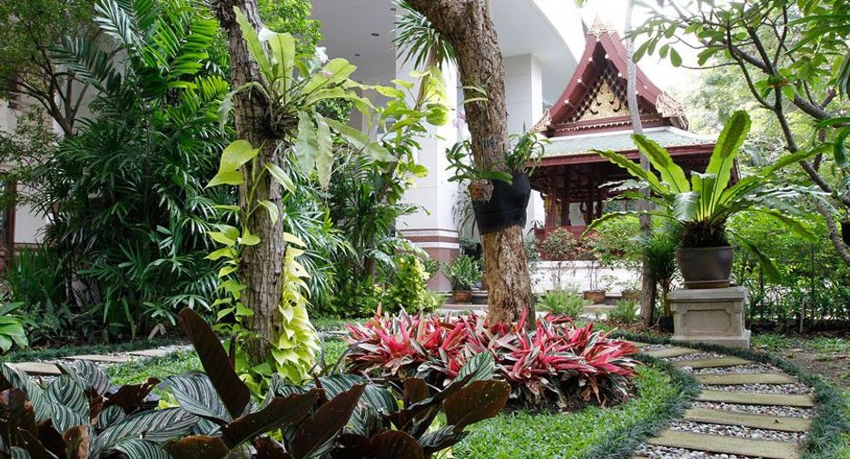 For rent 3 bedrooms condo in Khlong Toei, Bangkok