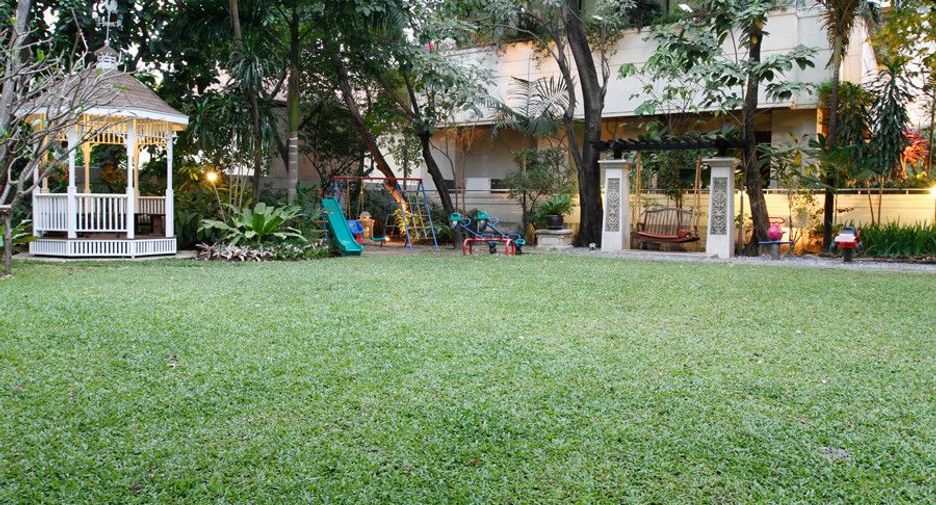 For rent 3 bedrooms condo in Khlong Toei, Bangkok