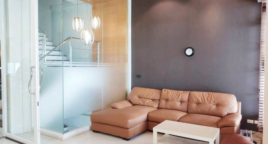 For rent 3 bedrooms townhouse in Wang Thonglang, Bangkok