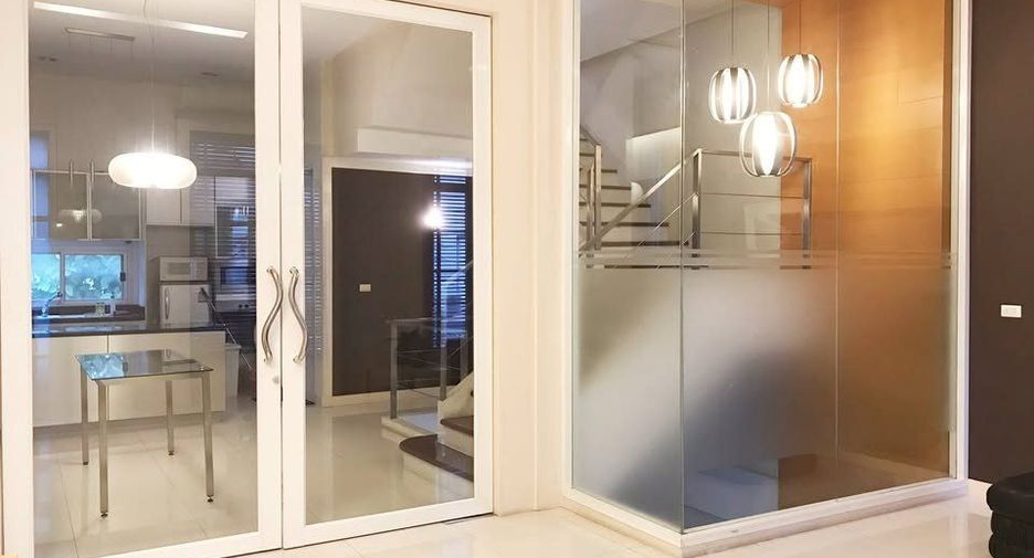 For rent 3 bedrooms townhouse in Wang Thonglang, Bangkok