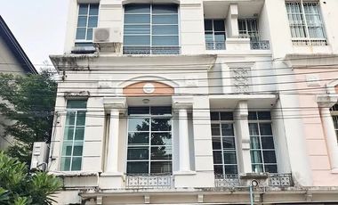 For rent 3 bedrooms townhouse in Wang Thonglang, Bangkok