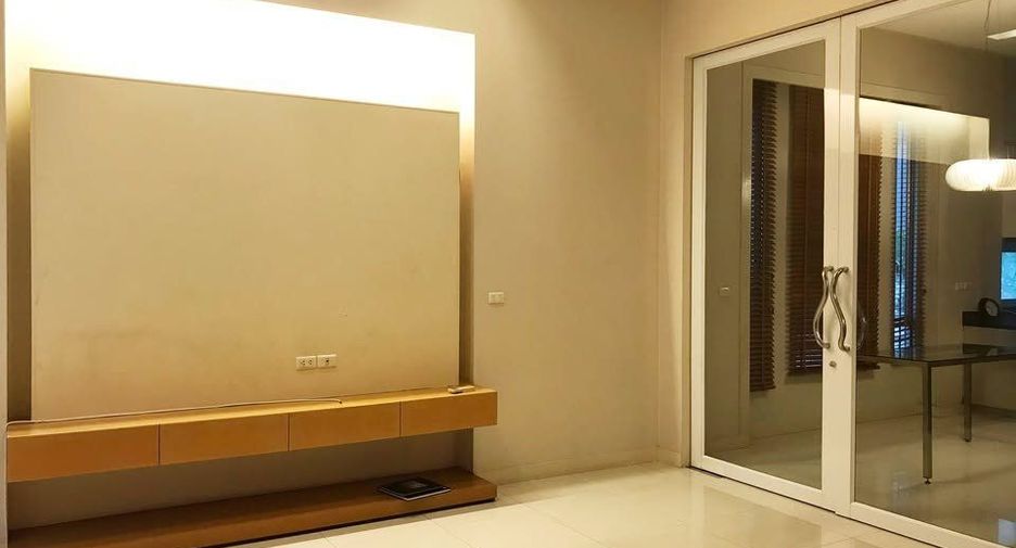 For rent 3 bedrooms townhouse in Wang Thonglang, Bangkok