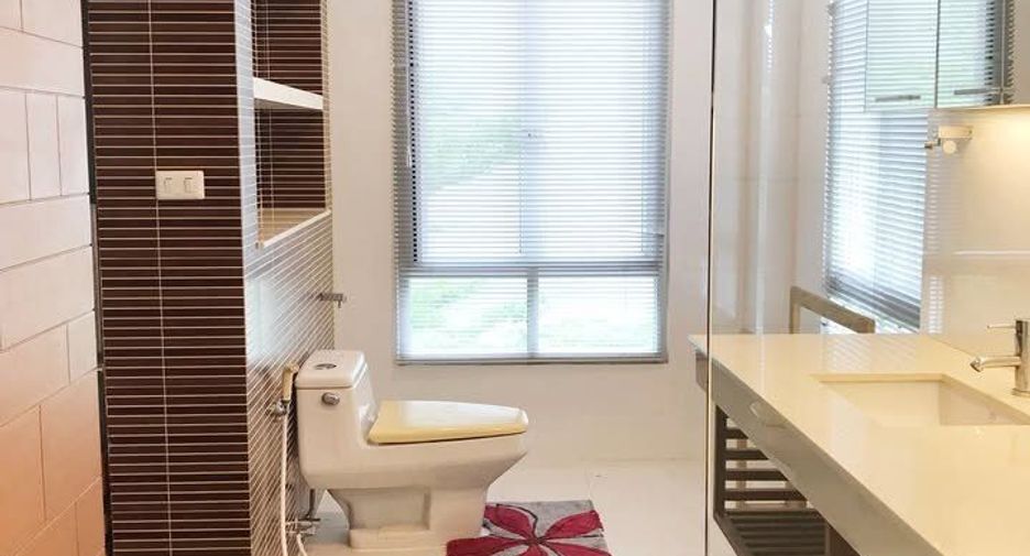 For rent 3 bedrooms townhouse in Wang Thonglang, Bangkok