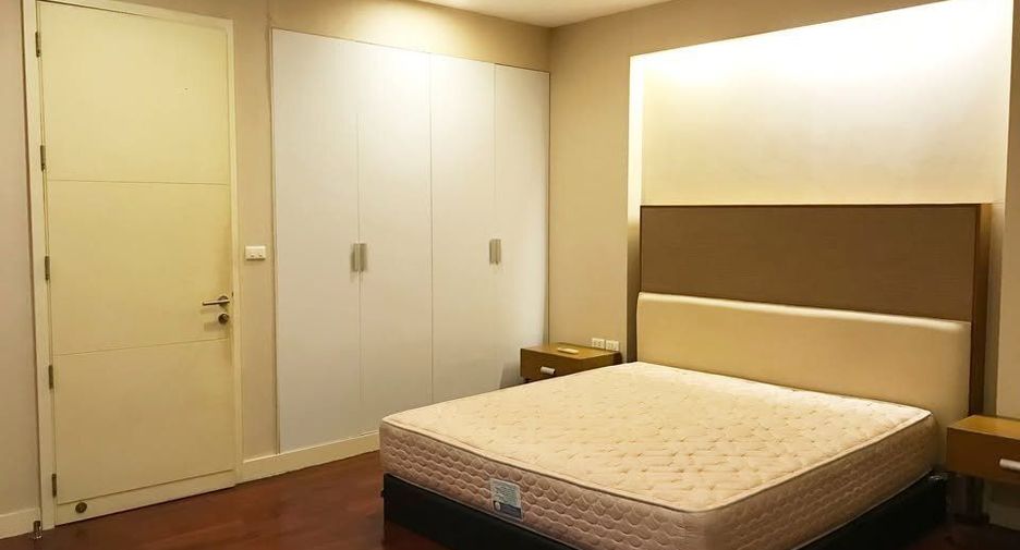 For rent 3 bedrooms townhouse in Wang Thonglang, Bangkok