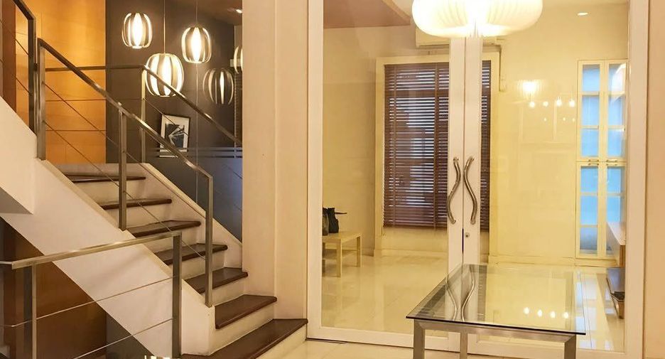 For rent 3 bedrooms townhouse in Wang Thonglang, Bangkok