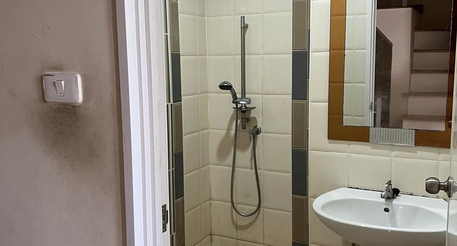 For sale 6 bedrooms townhouse in Bang Khen, Bangkok