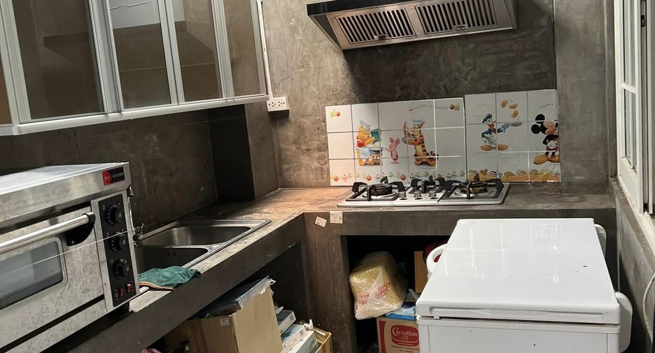For sale 6 bedrooms townhouse in Bang Khen, Bangkok