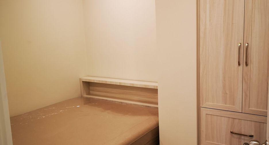 For rent 3 bedrooms condo in Yan Nawa, Bangkok
